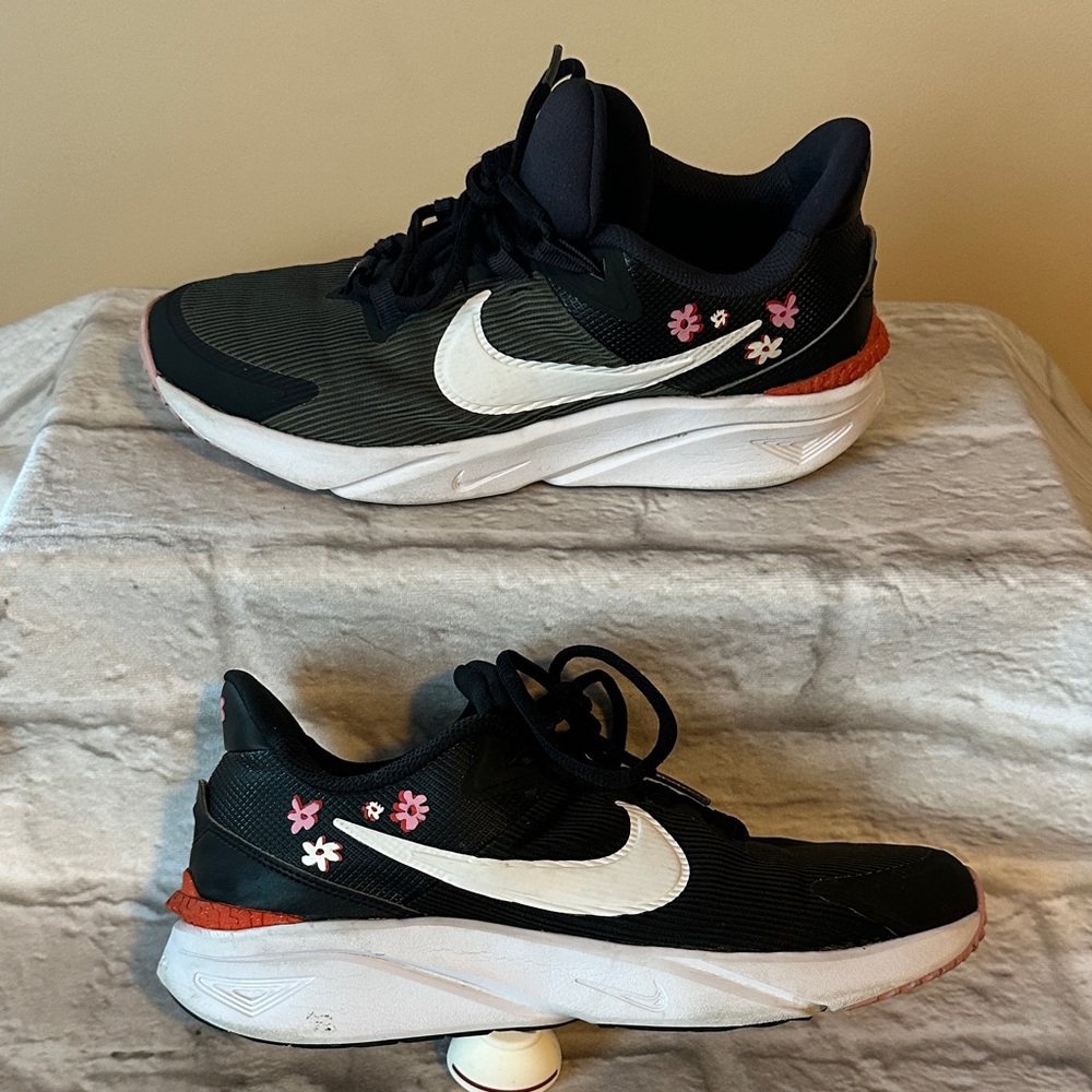Nike Black and White Running Girls Sneakers Size 6Y